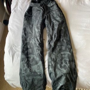 Brand new mountain hardware ski pant